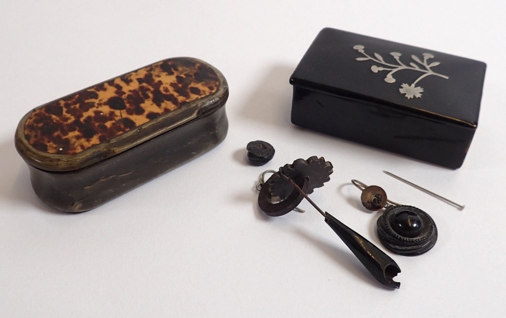 A 19th century horn and 'tortoiseshell' snuff box and a papier mache snuff box with metal flower