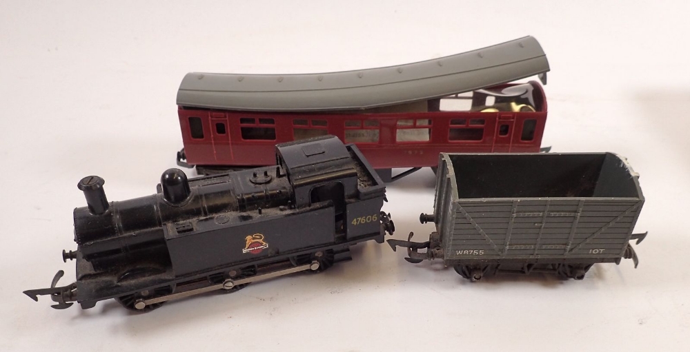 A Triang small train set including engine, coach and wagon - Image 2 of 2