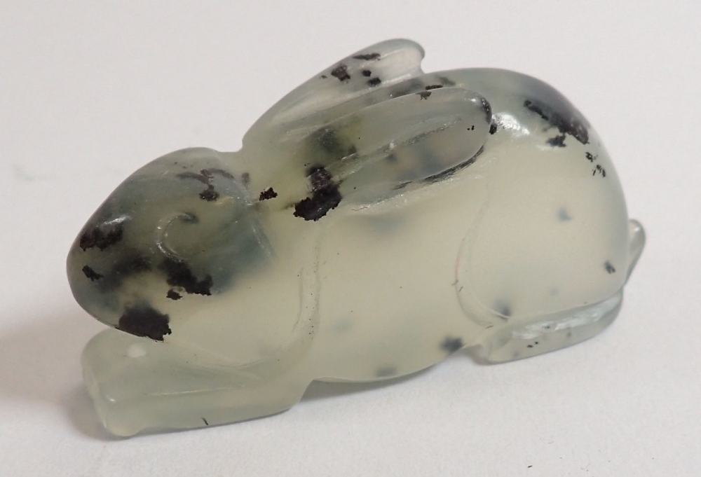 An oriental carved jade miniature hare, 4.5cm