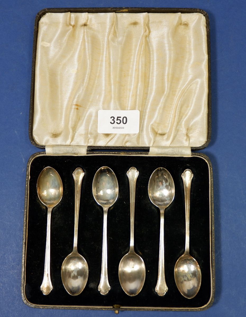 A set of six silver coffee spoons with dog nose terminals, cased, Birmingham 1941