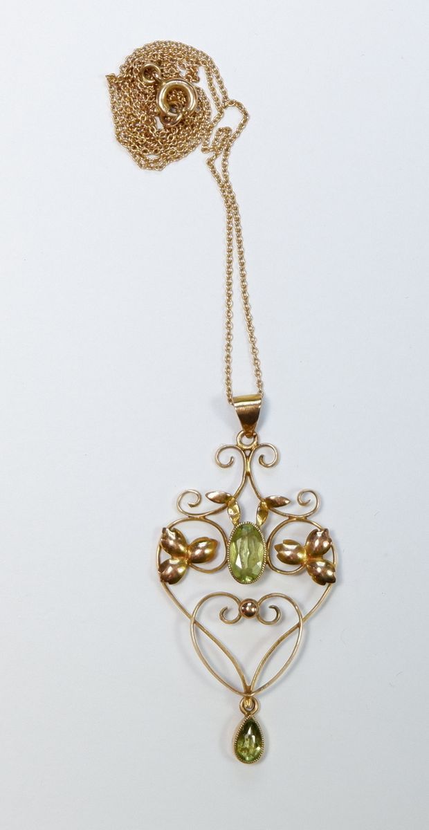 An Edwardian 9 carat gold openwork pendant set peridot on yellow metal chain, 2.4g - Image 2 of 2