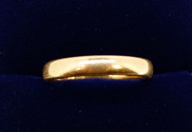 A 22 carat gold wedding ring, 3.5g