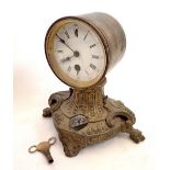 A gilt metal drum cased mantel clock on bracket base, 21cm tall