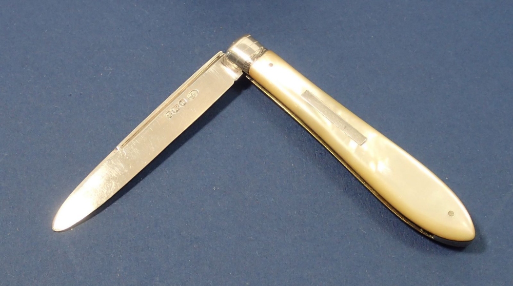 A mother of pearl and silver fruit knife, London 1928, maker GGR, 9cm