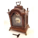 An oak small Wuba bracket style mantel clock, 19cm tall