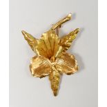 An 18 carat gold flower form brooch by WTV, 5 x 3.2cm, 8.6g