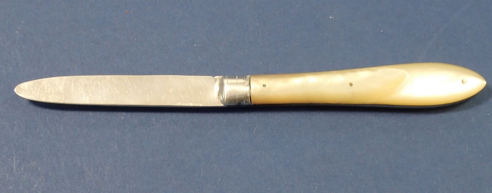 A mother of pearl and silver fruit knife, London 1928, maker GGR, 9cm - Image 2 of 2
