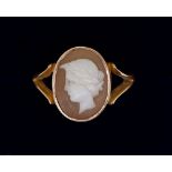 A 9 carat gold cameo ring, size O, 2.9g