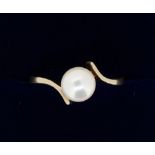 A 9 carat gold pearl crossover set ring, size K