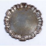 A silver pie crust card tray, 145g, 15.5cm diameter, London 1906