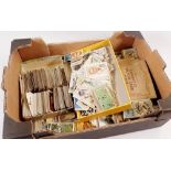 A box of loose cigarette cards including Players, Wills, Gallaher etc. featuring Footballers,