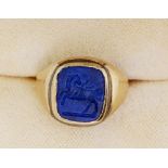 A 9 carat gold gentleman's signet ring with blue stone intaglio of a horse, size M, 6.2g