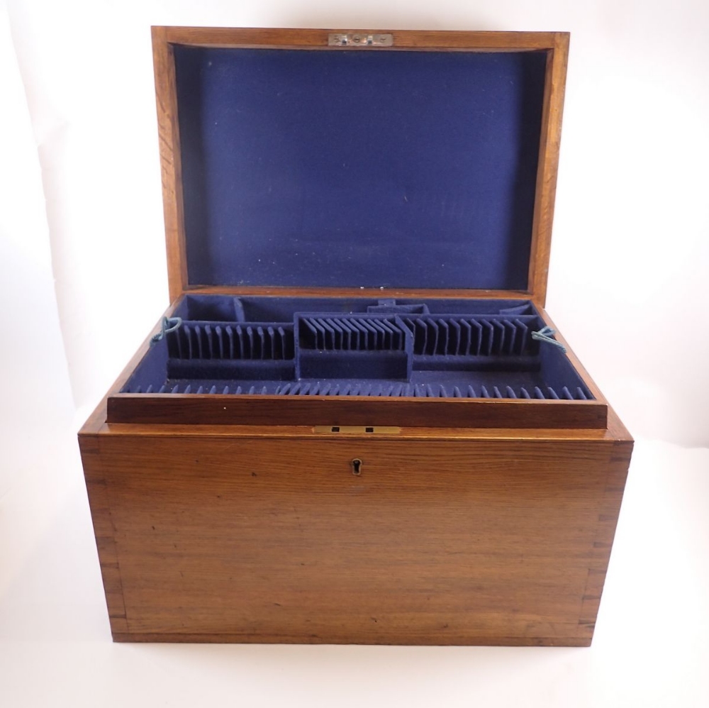 An Edwardian oak cutlery box with lift out trays 49 x 33 x 30cm - Image 2 of 2