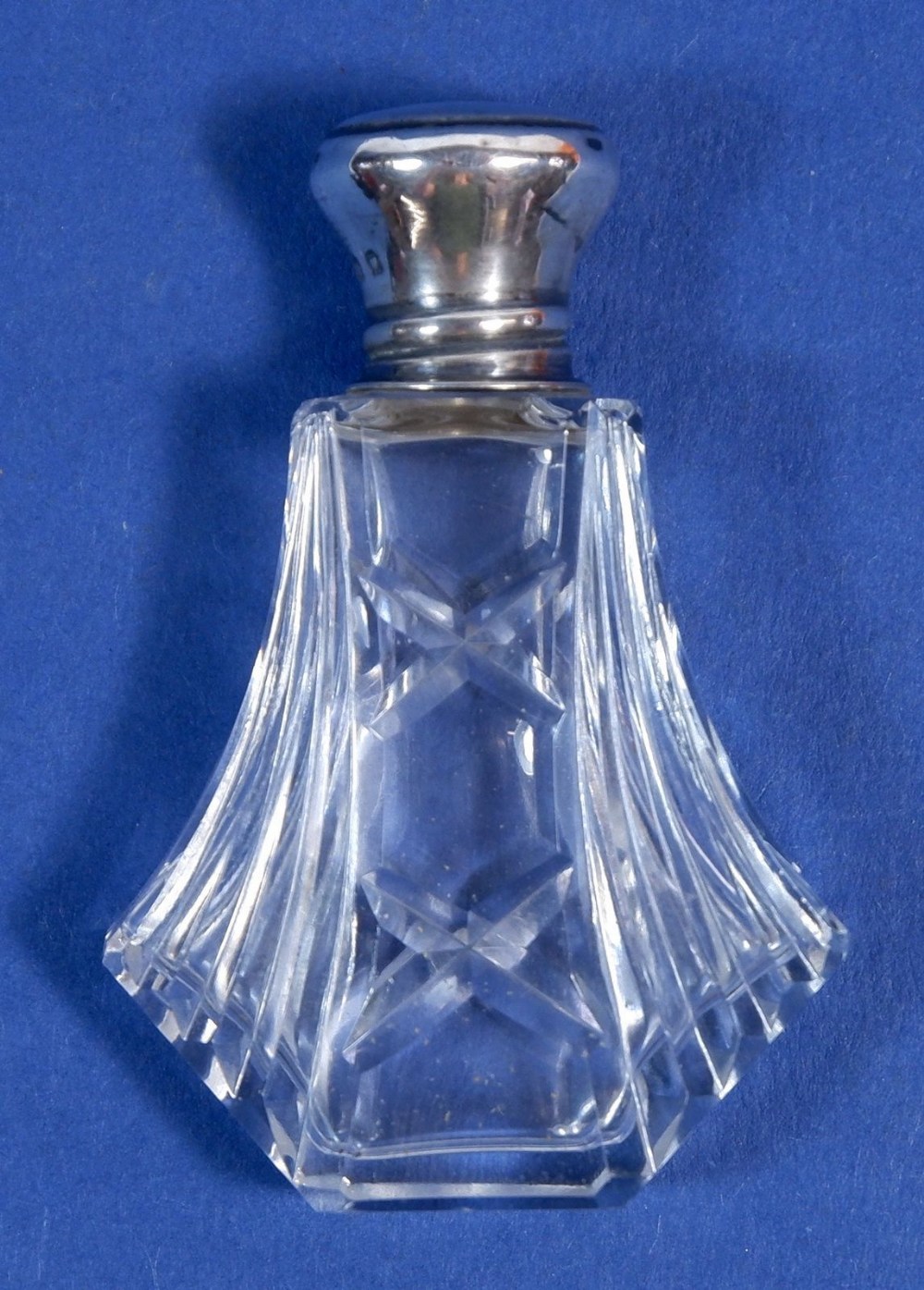 An Art Deco cut glass and silver topped scent bottle, London 1926 - Image 2 of 2