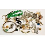 A box of assorted vintage jewellery