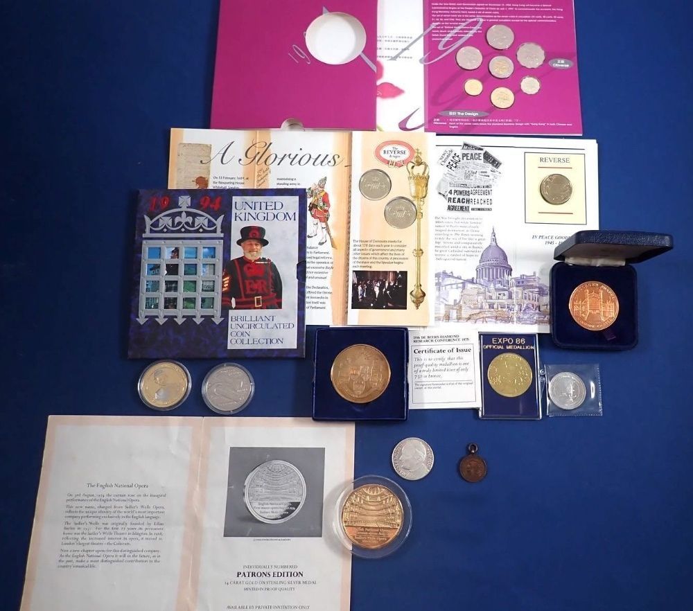 A quantity of Royal Mint issues in folder form including: 1989 £2 coins, 1994 50th anniversary D-Day