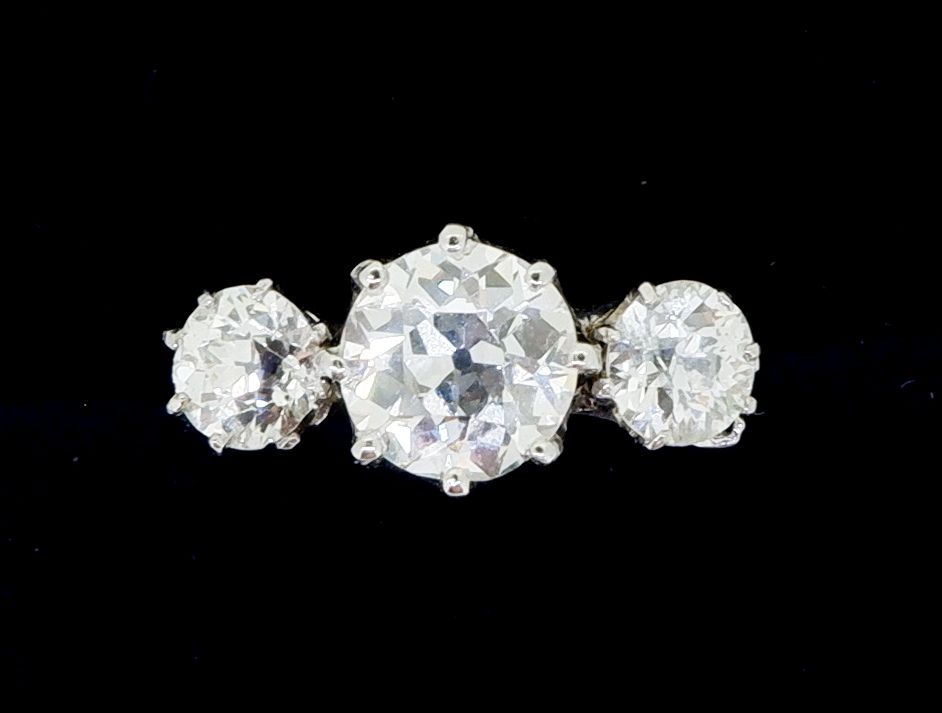 A fine quality platinum set three stone diamond ring, 2.5 cts in total, size M - Image 2 of 9
