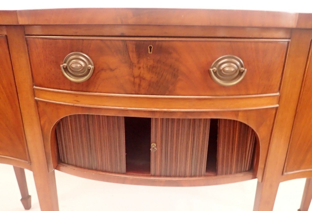 A reproduction mahogany serpentine sideboard on square supports and spade feet, 153 x 60 x 95cm - Image 2 of 2