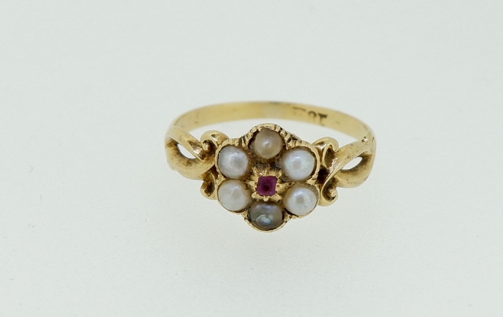 An Edwardian 18 carat gold cluster ring set seed pearls and ruby, size G - Image 2 of 4