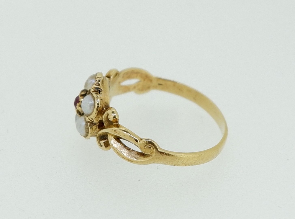 An Edwardian 18 carat gold cluster ring set seed pearls and ruby, size G - Image 3 of 4