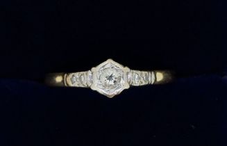 An Edwardian 18 carat gold ring set diamonds, size N