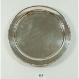 A Chinese silver salver by Zeewo, 497g, 24.5cm diameter