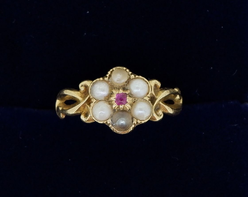 An Edwardian 18 carat gold cluster ring set seed pearls and ruby, size G