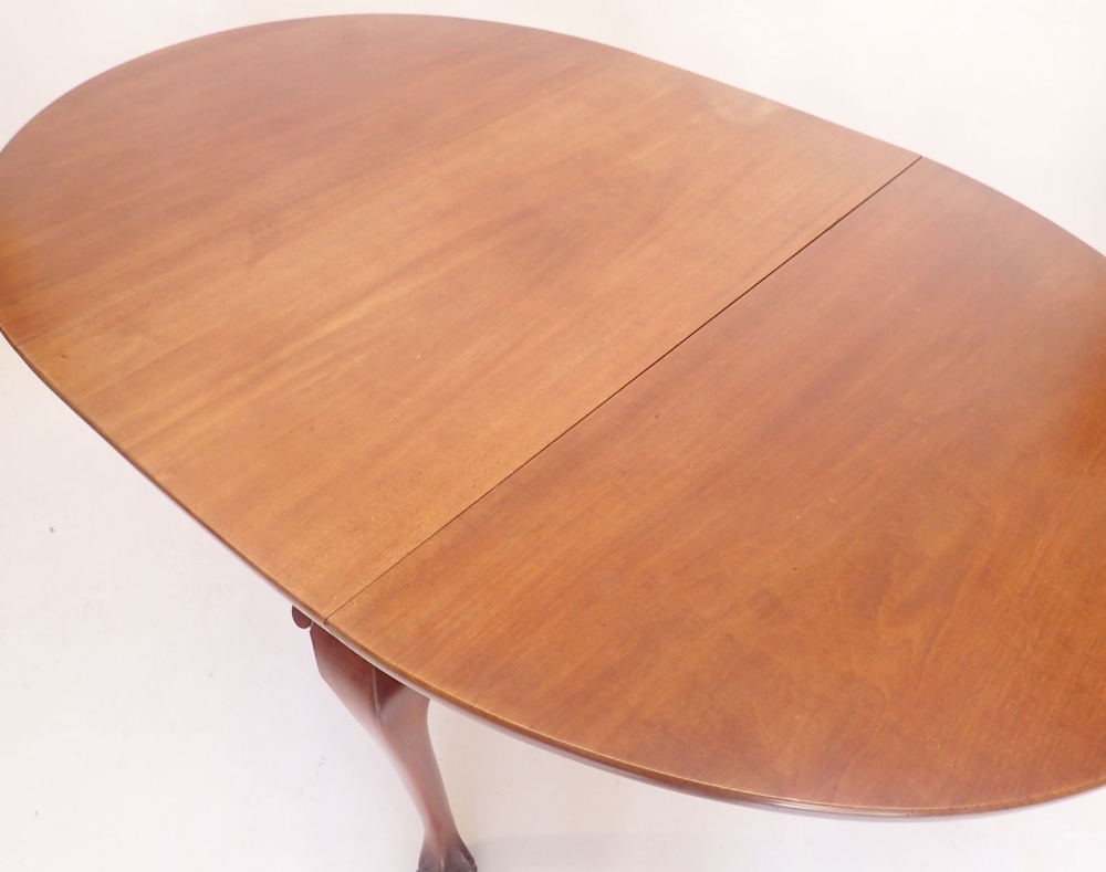 A mahogany oval dropleaf dining table on cabriole supports and claw and ball feet, 170 x 106cm x - Image 4 of 4