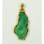 A gold mounted uncut Columbian emerald 56.5k, 8.9g of gold, 6cm total length