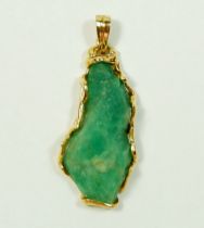 A gold mounted uncut Columbian emerald 56.5k, 8.9g of gold, 6cm total length