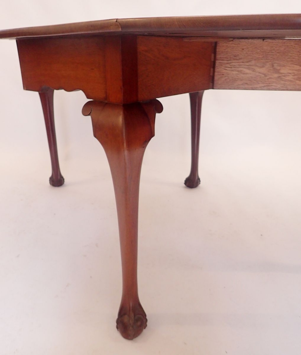 A mahogany oval dropleaf dining table on cabriole supports and claw and ball feet, 170 x 106cm x - Image 3 of 4