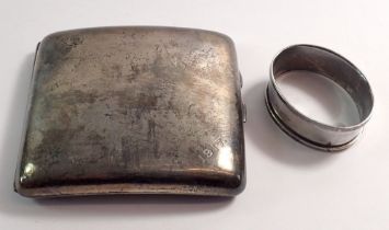 A silver cigarette case and a napkin ring, 167g