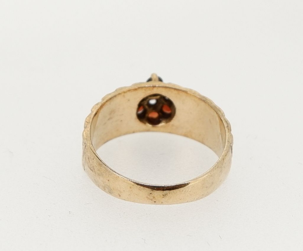 A vintage 9 carat gold garnet cluster ring on textured band, size M to N, 3.7g - Image 4 of 4
