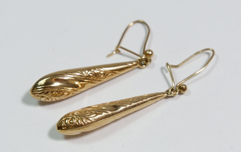 A 9 carat gold pair of earrings, 1.3g