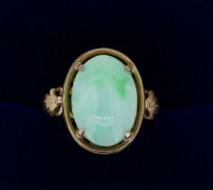 A 14k gold ring set oval jade, 3.5g, size I