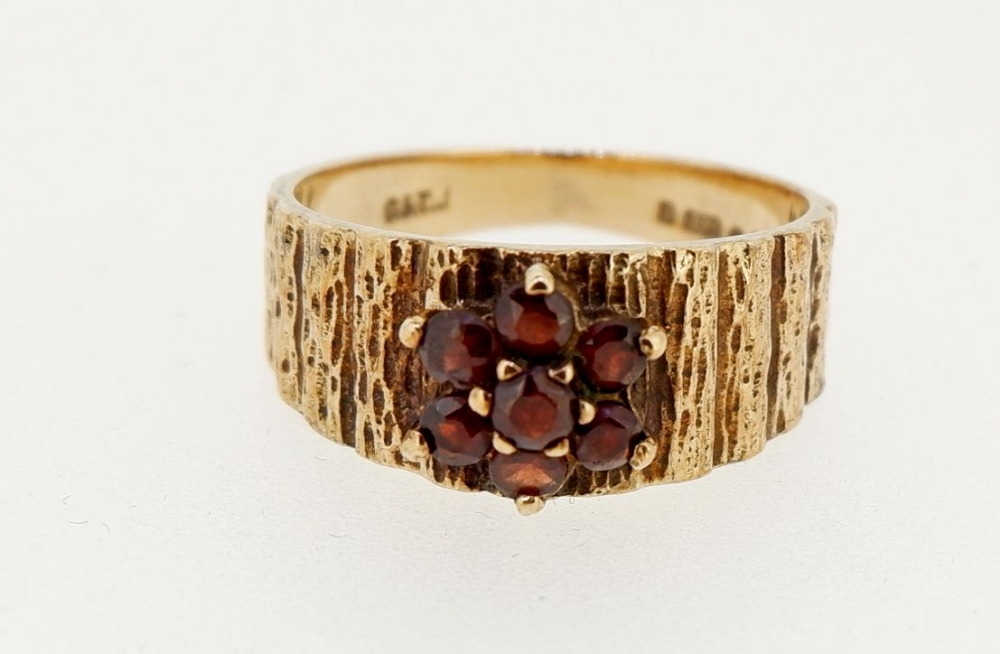 A vintage 9 carat gold garnet cluster ring on textured band, size M to N, 3.7g - Image 2 of 4