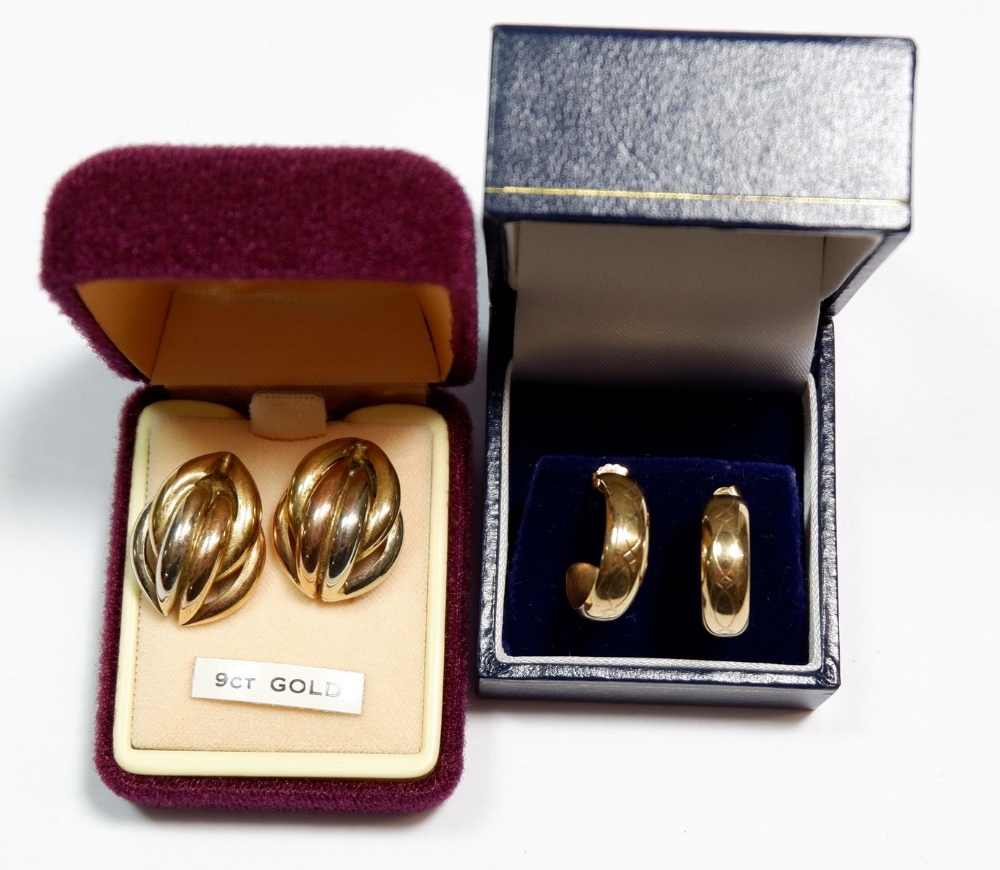 A 9 carat gold pair of hoop earrings and another pair of 9 carat gold earrings, 6.6g - Image 2 of 2