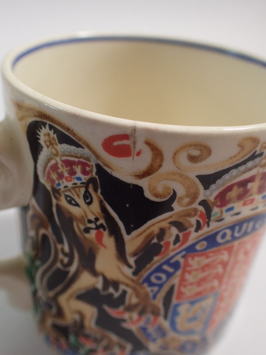 Dame Laura Knight King Edward VIII commemorative mug with paper label, hairline crack - Image 2 of 3