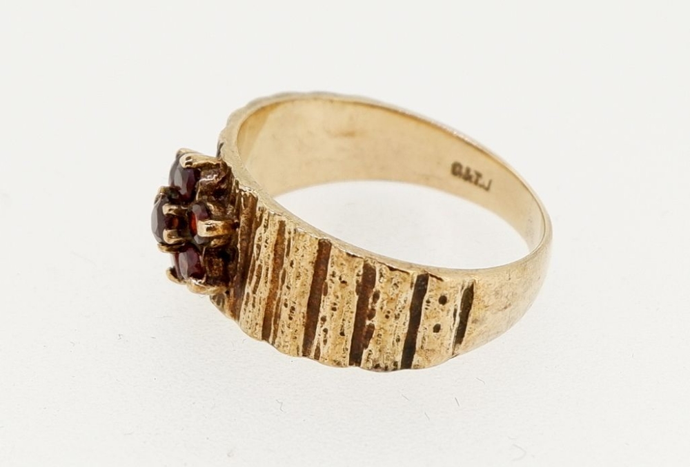 A vintage 9 carat gold garnet cluster ring on textured band, size M to N, 3.7g - Image 3 of 4