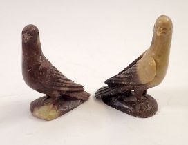 A pair of Chinese carved stone doves, 8cm high