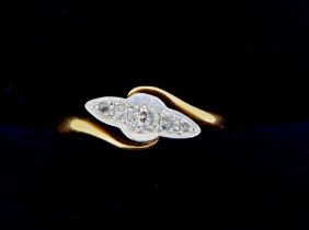 An early 20th century 18 carat gold crossover ring set five graduated diamonds, 1.9g, size M