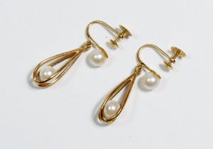 A pair of 14 carat gold cultured pearl drop earrings, screw back fittings, 3.7g, 3cm