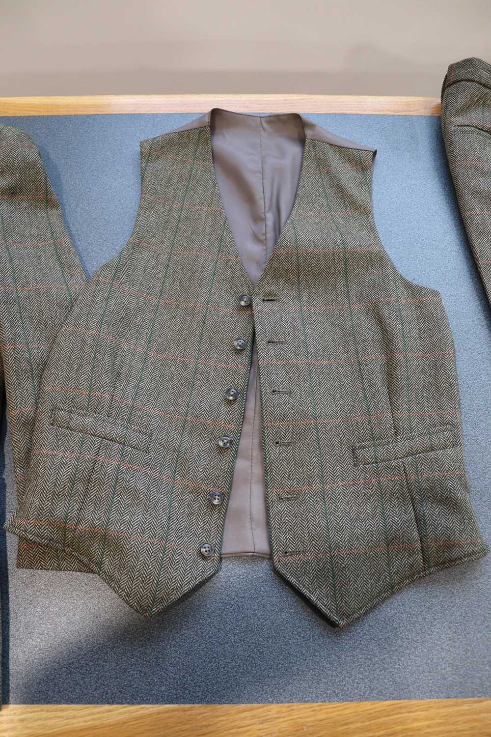 Keepers three piece tweed shooting suite, 40 ins chest; 34 ins waist, as new - Image 5 of 7