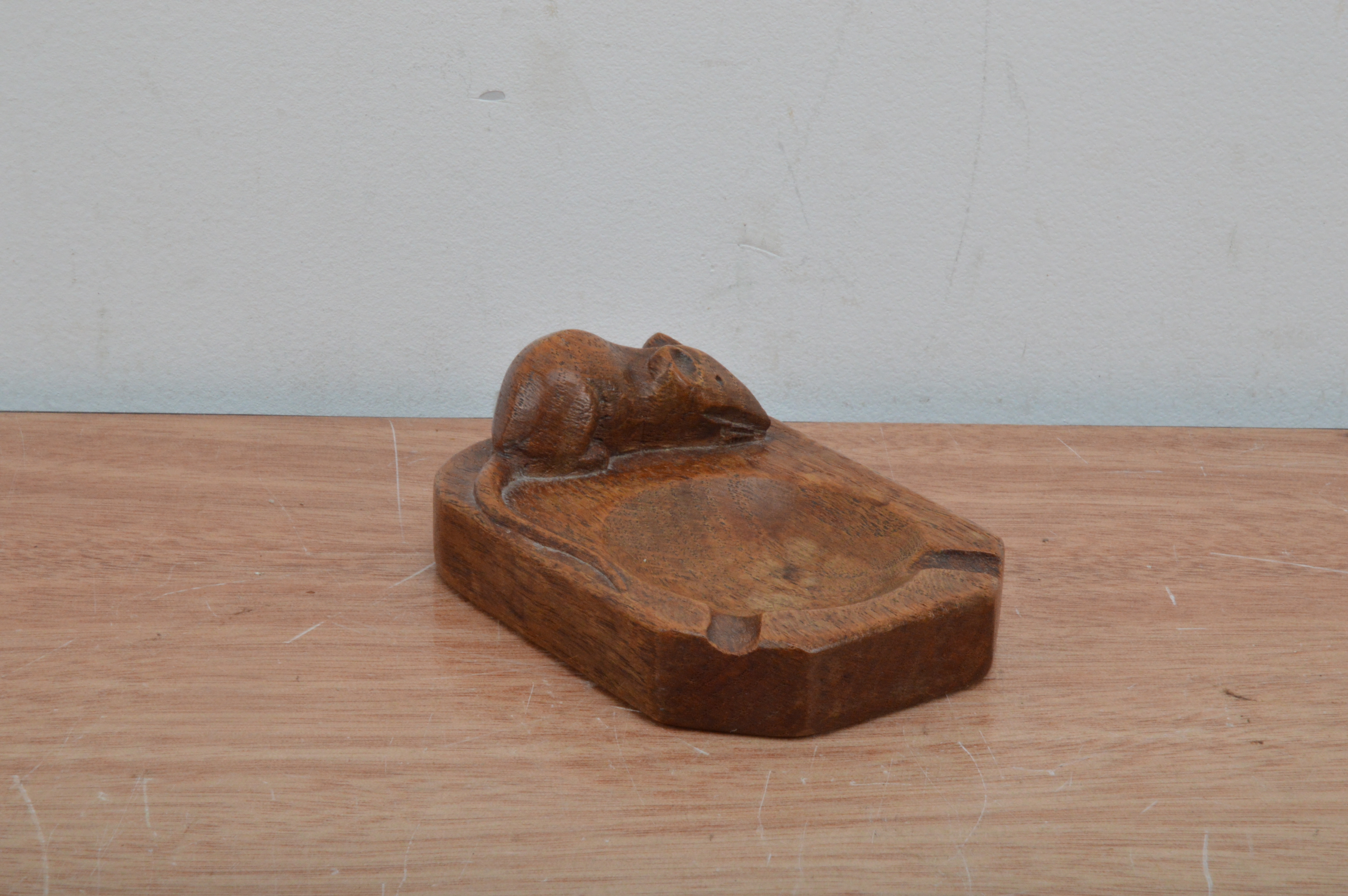 Robert 'Mouseman' Thompson ashtray, 10cm in length - Image 2 of 2