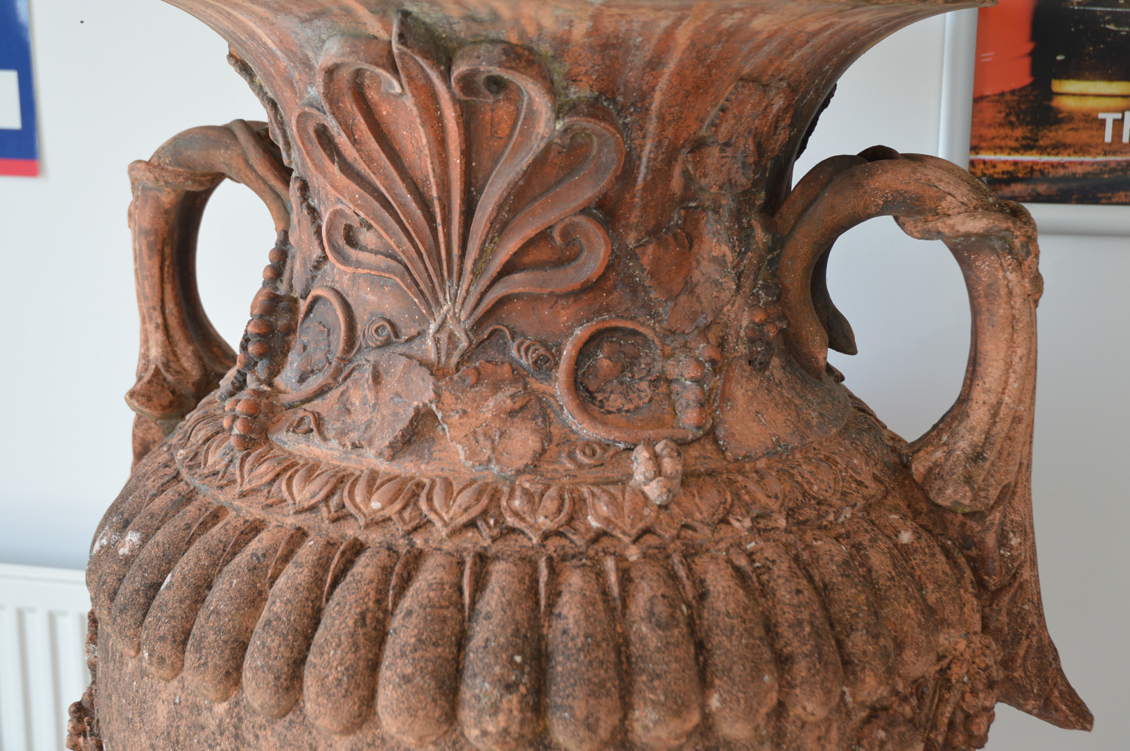 A pair of large and impressive stone covered garden urns, terracotta colour, the covers with - Bild 2 aus 3