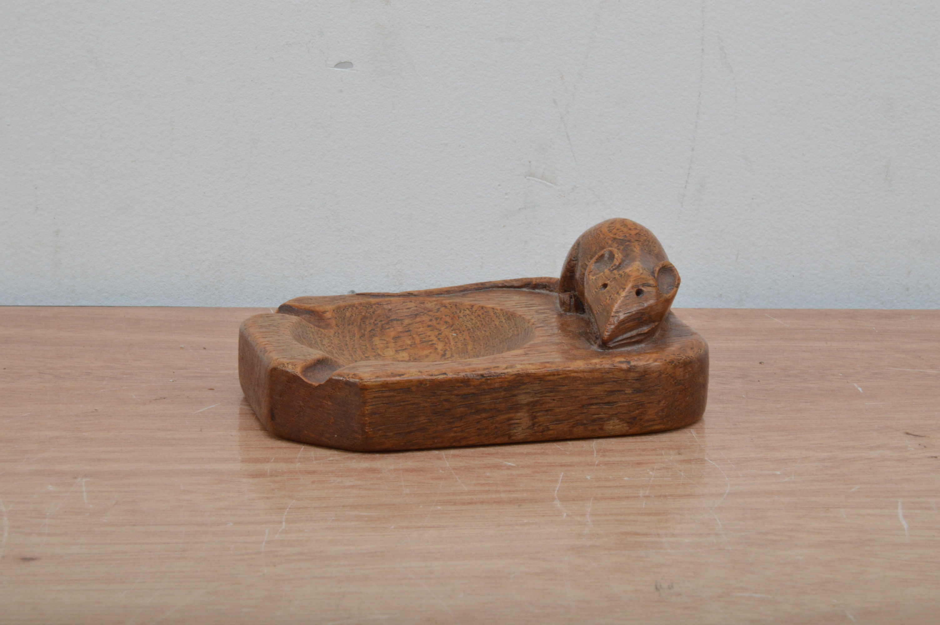 Robert 'Mouseman' Thompson ashtray, 10cm in length