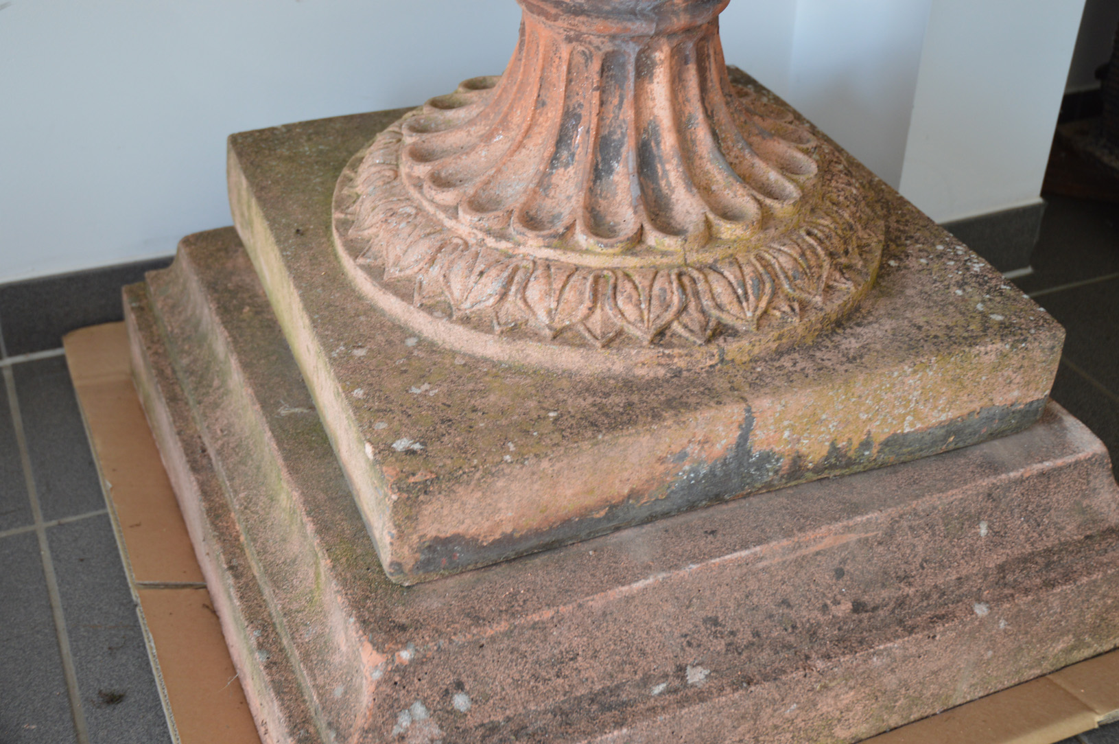 A pair of large and impressive stone covered garden urns, terracotta colour, the covers with - Bild 3 aus 3