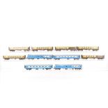 Tri-ang 00 Gauge Blue Pullman DMU 4-Car Set and brown and cream Pullman Coaches, early Blue