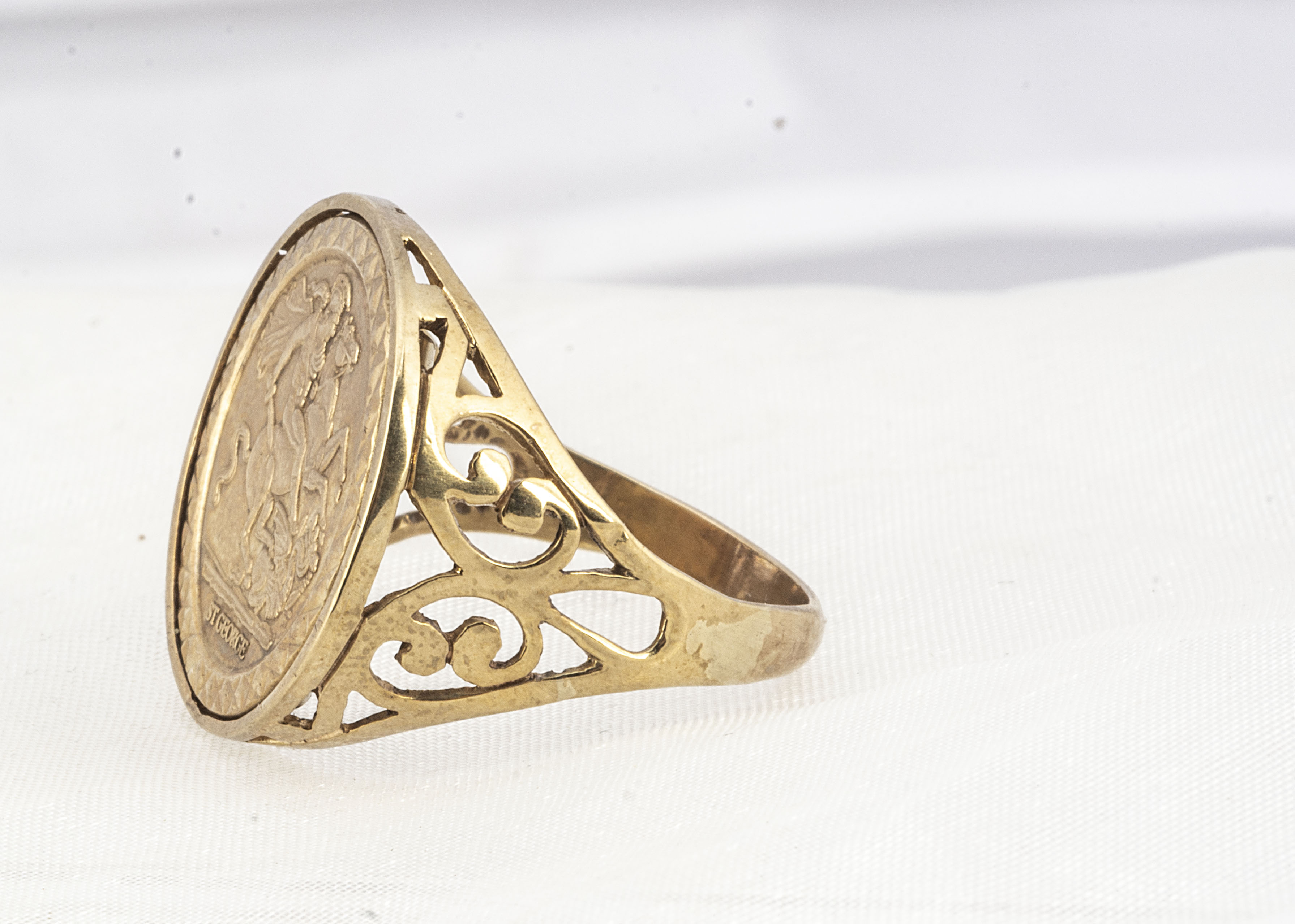 A 9ct gold St George coin style ring, ring size U 1/2, 4.4g - Image 2 of 2