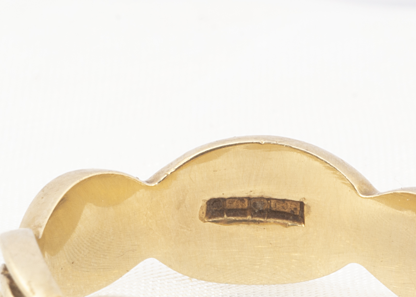 A 9ct gold knot signet ring, the intertwined shank having oval plain tablet top, ring size U, 4.9g - Image 2 of 2